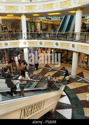 Euroma2 Luxus Shopping Mall Interieur im Stadtteil EUR von Rom, Italien Stockfoto