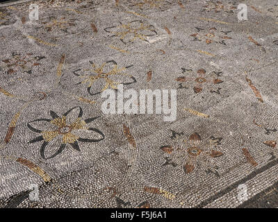 Gut erhaltenen römischen Mosaikboden in der Ausgrabungsstätte Ostia Antica, in der Nähe von Rom, Italien Stockfoto