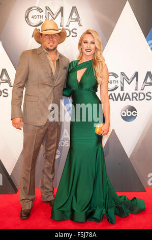 Nashville, Tennessee. 4. November 2015. Musiker JASON ALDEAN und BRITTANY KERR kommt bei den 49. Annual CMA Awards, die in der Bridgestone Arena in der Innenstadt von Nashville stattfand. Copyright 2015 Jason Moore. Bildnachweis: ZUMA Press, Inc./Alamy Live-Nachrichten Stockfoto