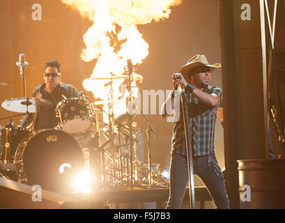 Nashville, Tennessee. 4. November 2015. Musiker JASON ALDEAN führt bei den 49. Annual CMA Awards, die in der Bridgestone Arena in der Innenstadt von Nashville stattfand.  Copyright 2015 Jason Moore. Bildnachweis: ZUMA Press, Inc./Alamy Live-Nachrichten Stockfoto