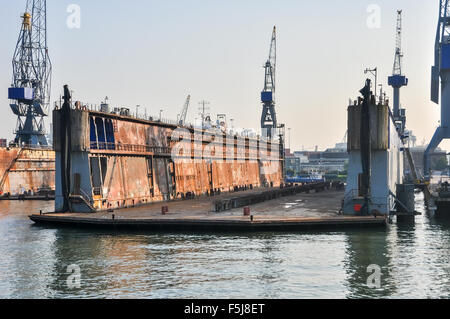 leeren Sie schwimmenden Trockendock der Werft Stockfoto