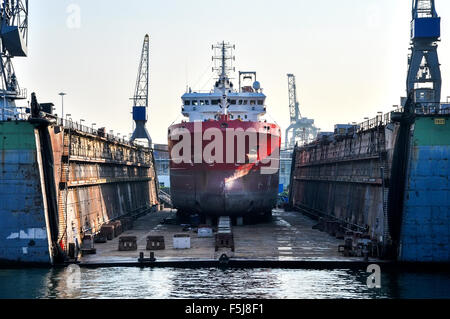 Schiff in ein Schwimmdock Stockfoto