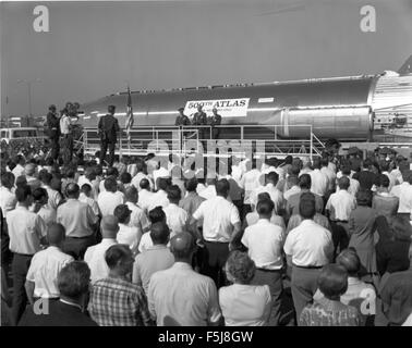 Dieses Bild erinnert an den 500. Start einer Atlas-Rakete, einen wichtigen Meilenstein in der Entwicklung des interkontinentalen ballistischen Raketenprogramms der US Air Force. Das Foto zeigt das Datum, am 16. September 1966, an dem dieses bedeutende Ereignis eintrat. Stockfoto