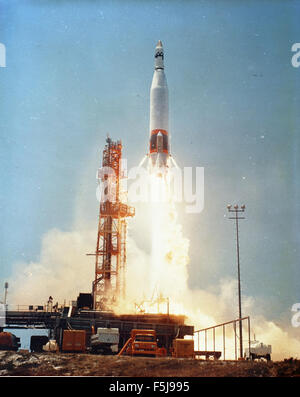 Der Atlas-Raketenstart, der in diesem historischen Bild aufgenommen wurde, markiert einen bedeutenden Moment in den frühen Stadien der Weltraumforschung. Der Start war Teil des laufenden Raketen- und Raumfahrtprogramms. Stockfoto