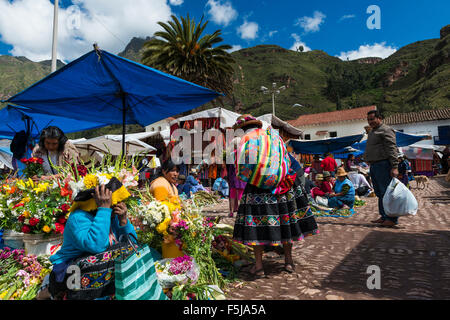 Pisac, Peru - Dezember 2013: Einheimische auf einem Markt in der Stadt von Pisac, im Heiligen Tal. Stockfoto