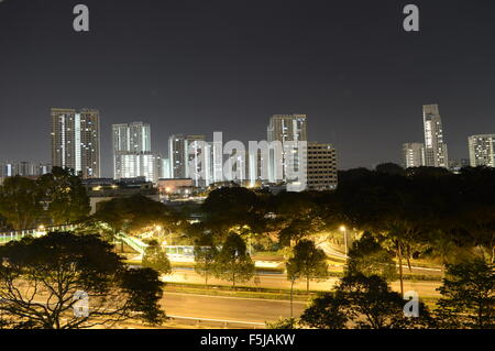 Nacht Blick auf die Stadt mit viel Grün in Singapur Stockfoto