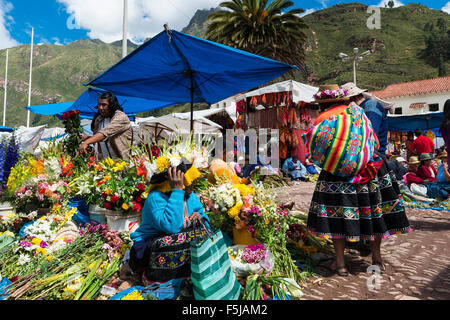 Pisac, Peru - Dezember 2013: Einheimische auf einem Markt in der Stadt von Pisac, im Heiligen Tal. Stockfoto