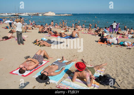 Sonnenbaden am Stadtstrand, Barceloneta,Barcelona.warning,danger,sunburn,sun,burnt,beach,Catalonia,Spain. Stockfoto