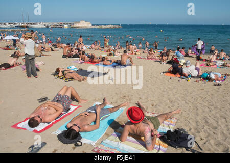 Sonnenbaden am Stadtstrand, Barceloneta,Barcelona.warning,danger,sunburn,sun,burnt,beach,Catalonia,Spain. Stockfoto