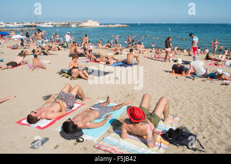 Sonnenbaden am Stadtstrand, Barceloneta,Barcelona.warning,danger,sunburn,sun,burnt,beach,Catalonia,Spain. Stockfoto