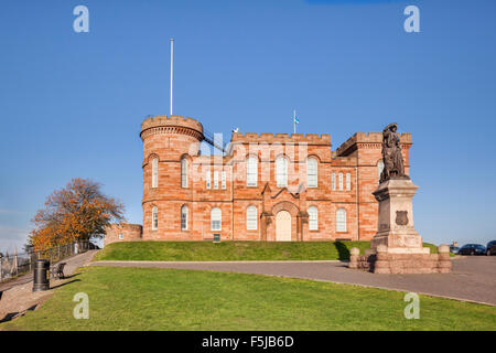 Inverness Castle und Statue von Flora MacDonald, Inverness, Highland, Schottland, Vereinigtes Königreich. Stockfoto