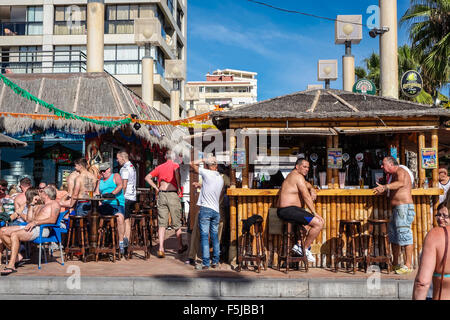 Benidorm, Spanien. 5. November 2015. Die spanischen Wetter. Menge Touristen den Strand in den späten Reisezeit, da die Temperaturen 26 C im Schatten erreicht heute. Viele Menschen auf dem Meer abkühlen, während andere die vielen Beach Bars in diesem beliebten Urlaubsort verpackt. Die Buchungen werden bis in Benidorm im November dieses Jahres aufgrund einer Spanien gegen England freundlich zu Alicante aus Santiago Bernebeu auf November verschoben 13. und Fans in den kommenden Fiesta an der Tiki Bar hier in der Woche vor. Credit: Mick Flynn/Alamy leben Nachrichten Stockfoto