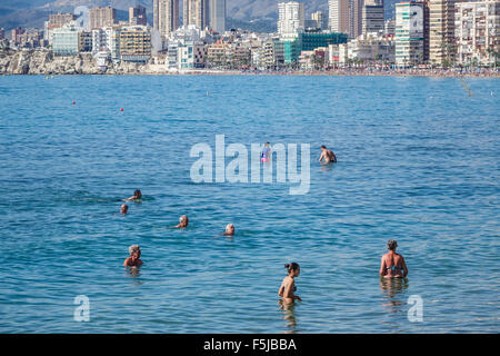 Benidorm, Spanien. 5. November, 2015.Spanish Wetter. Schwimmen und Baden in der späten Urlaubszeit kühl, da Temperaturen heute 26 C im Schatten erreicht. Viele Menschen nahmen am Meer abkühlen lassen, während andere der vielen Strandbars in diesem beliebten Ferienort verpackt. Die Buchungen sind in Benidorm November dieses Jahres aufgrund einer Spanien gegen England freundlich nach Alicante von Santiago Bernebeu am 13. November verschoben wird und Fans herüber zu die Fiesta hier genießen in der Woche vor. Bildnachweis: Mick Flynn/Alamy Live-Nachrichten Stockfoto