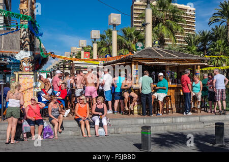 Benidorm, Spanien. 5. November 2015. Die spanischen Wetter. Menge Touristen den Strand in den späten Reisezeit, da die Temperaturen 26 C im Schatten erreicht heute. Viele Menschen auf dem Meer abkühlen, während andere die vielen Beach Bars in diesem beliebten Urlaubsort verpackt. Die Buchungen werden bis in Benidorm im November dieses Jahres aufgrund einer Spanien gegen England freundlich zu Alicante aus Santiago Bernebeu auf November verschoben 13. und Fans in den kommenden Fiesta hier an der Tiki Bar in der Woche vor zu genießen. Credit: Mick Flynn/Alamy leben Nachrichten Stockfoto