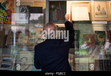 Buenos Aires, Argentinien. 4. November 2015. Aussteller stellen ein Buch an einem Stand während der 9. Antike Buchmesse in Buenos Aires, die Hauptstadt von Argentinien, am 4. November 2015 angezeigt. © Martin Zabala/Xinhua/Alamy Live-Nachrichten Stockfoto