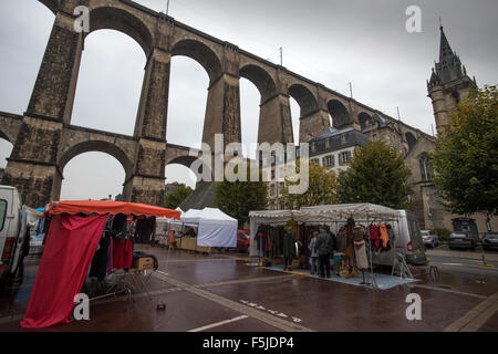 Morlaix, Bretagne, Frankreich. Der Markt und Altbauten und Viadukt im Regen. Oktober 2015 Stockfoto