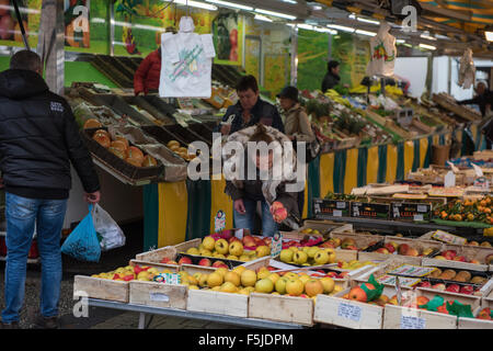 Morlaix, Bretagne, Frankreich. Der Markt und alten Gebäuden. Oktober 2015 Stockfoto