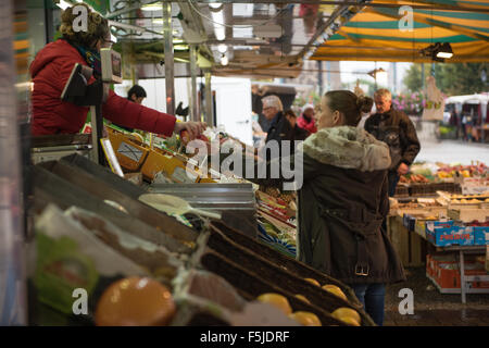 Morlaix, Bretagne, Frankreich. Der Markt und alten Gebäuden. Oktober 2015 Stockfoto