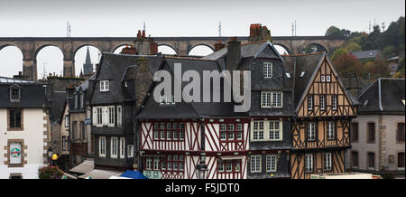 Morlaix, Bretagne, Frankreich. Der Markt und Altbauten und Viadukt. Oktober 2015 Stockfoto