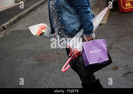 Morlaix, Bretagne, Frankreich. Der Markt und alten Gebäuden. Oktober 2015 Frau mit Blumen Stockfoto