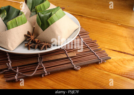 traditionelle frische malaysische Nasi Lemak vollgepackt mit Bananenblatt in Holz Hintergrund Stockfoto