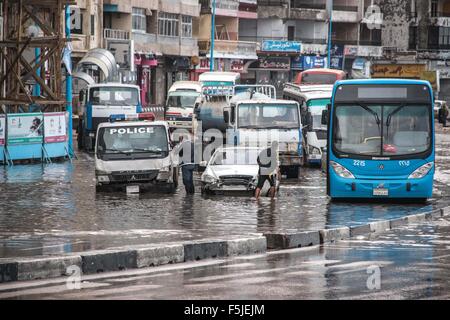 Alexandria, Ägypten. 5. November 2015. Ägypter gehen in eine überflutete Straße nach Starkregen Sturm in Alexandria, Ägypten. Elf Tote bei Überschwemmungen in der Provinz Beheira nördlich von Kairo, eine Sicherheits-Quelle sagte, und Behörden evakuiert 100 Personen aus einem Dorf in der Provinz, wie Ägypten leidet an einer zweiten Runde des stürmischen Wetters in weniger als einem Monat © Amr Sayed/APA Bilder/ZUMA Draht/Alamy Live News Stockfoto