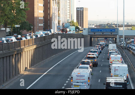 Verkehr auf der Autobahn M8 in Facharbeiter, Glasgow. Stockfoto