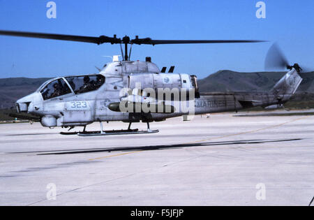 Die Bell AH-1W Super Cobra, Seriennummer 162552, war Teil der HMLA-367, die in Camp Pendleton beheimatet war. Dieser Angriffshubschrauber wurde in den 1990er Jahren vom U.S. Marine Corps für die Luftunterstützung eingesetzt Stockfoto