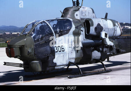 Die Bell AH-1W Super Cobra, Serie 163954, aus HMLA-367, VT306, am 15. März 1996 in Camp Pendleton während militärischer Operationen. Stockfoto