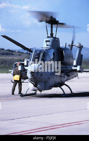 Ein Bild eines Bell AH-1W Super Cobra Hubschraubers von HMLA-367, der am 15. März 1996 in Camp Pendleton stationiert war. Das Foto zeigt den militärischen Hubschrauber in Aktion oder im Bereitschaftsmodus und stellt die fortgeschrittenen Kampfhubschrauberfähigkeiten des U.S. Marine Corps dar. Stockfoto