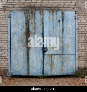 Dies ist alte verwitterte bemalte Garagentore. Stockfoto