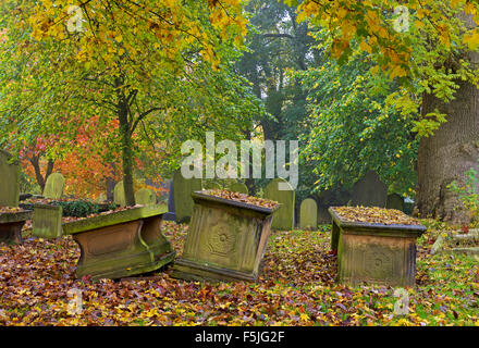 Friedhof der St. Andrews Church, Guiseley, in der Nähe von Leeds, West Yorkshire, England UK Stockfoto