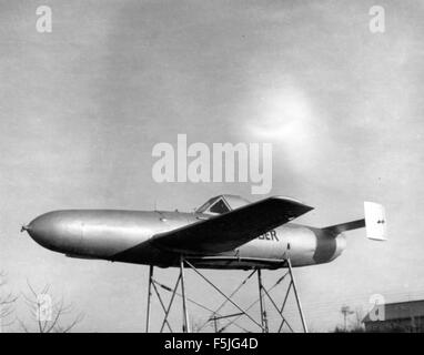 Die Charles Daniels Collection enthält eine Reihe japanischer Flugzeugbilder, die wichtige Momente in der Geschichte der militärischen Luftfahrt festhalten. Das Album bietet wertvolle Einblicke in die Rolle japanischer Flugzeuge während wichtiger Ereignisse des Zweiten Weltkriegs. Stockfoto