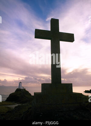 Alter Leuchtturm, modernen lateinischen Kreuz in der Nähe Leuchtturm markiert DwynwenÕs Eremitage, Stockfoto