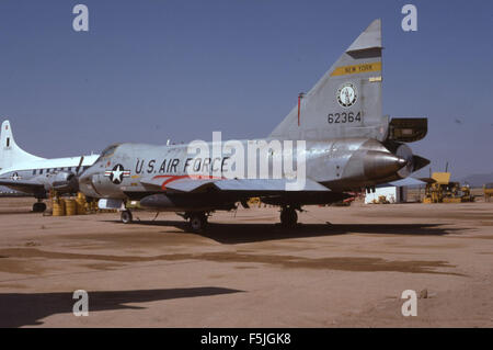 Ein Foto von Convair TF-102A 56-2364, einem Kampfflugzeug, das am 15. Mai 1975 aufgenommen wurde und seinen Dienst mit der 102nd Fighter Interceptor Squadron (102FIS) und der New York Air National Guard (NY ANG) im Military Aircraft Storage and Disposition Center (MASDC) zeigt. Stockfoto