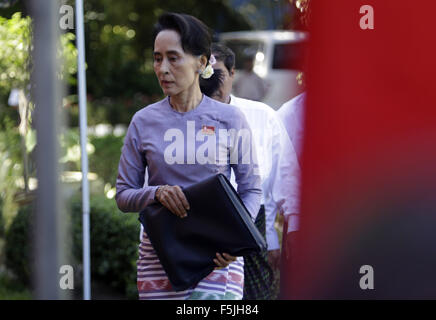 Yangon, Myanmar. 5. November 2015. Vorsitzende der Nationalliga für Demokratie (NLD) Aung San Suu Kyi geht raus aus ihrem Wohnsitz vor einer Pressekonferenz in Yangon, Myanmar, 5. November 2015. Myanmar Oppositionsführerin Aung San Suu Kyi geschworen, nationalen Aussöhnungsbemühungen Arbeit und Frieden Vorrang einräumen, wenn die Parlamentswahlen gewann am 8. November eingestellt. Bildnachweis: U Aung/Xinhua/Alamy Live-Nachrichten Stockfoto