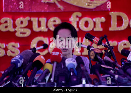 Yangon, Myanmar. 5. November 2015. Vorsitzende der Nationalliga für Demokratie (NLD) Aung San Suu Kyi spricht zu den Medien im Rahmen einer Pressekonferenz an ihrem Wohnsitz in Yangon, Myanmar, 5. November 2015. Myanmar Oppositionsführerin Aung San Suu Kyi geschworen, nationalen Aussöhnungsbemühungen Arbeit und Frieden Vorrang einräumen, wenn die Parlamentswahlen gewann am 8. November eingestellt. Bildnachweis: U Aung/Xinhua/Alamy Live-Nachrichten Stockfoto