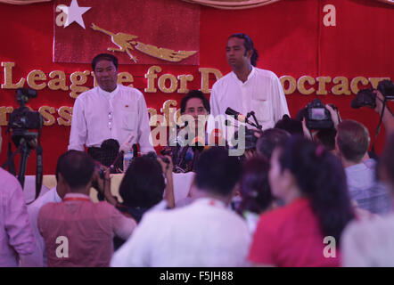 Yangon, Myanmar. 5. November 2015. Vorsitzende der Nationalliga für Demokratie (NLD) Aung San Suu Kyi (C, Rücken) spricht zu den Medien im Rahmen einer Pressekonferenz an ihrem Wohnsitz in Yangon, Myanmar, 5. November 2015. Myanmar Oppositionsführerin Aung San Suu Kyi geschworen, nationalen Aussöhnungsbemühungen Arbeit und Frieden Vorrang einräumen, wenn die Parlamentswahlen gewann am 8. November eingestellt. Bildnachweis: U Aung/Xinhua/Alamy Live-Nachrichten Stockfoto