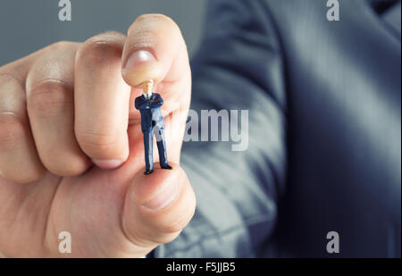 Große Hand Holding Kleinunternehmer Stockfoto