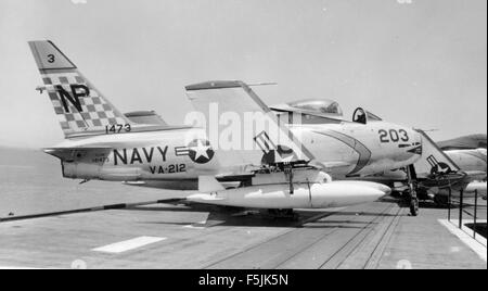 Nordamerikanische Fury FJ-4 b Juli 1958 auf USS Lexington William Stockfoto