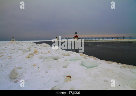 Schnee und Eis entlang der Küste des Lake Michigan an der St. Joseph North Pier Head Lighthouse in St. Joseph, Michigan Stockfoto