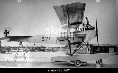 Dieses Bild aus der Ray-Wagner-Sammlung zeigt einen bedeutenden historischen Moment der Luftfahrt, der durch detaillierte fotografische Dokumentation erhalten wurde. Es repräsentiert Schlüsselmomente in der Luftfahrtgeschichte, die in hochwertigen Fotografien erfasst werden. Stockfoto