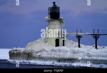 Schöne Winter-Szene die mit St Joseph Leuchtturm schneebedeckt in Benton Harbor, am Lake Michigan Stockfoto