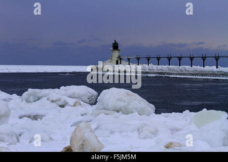 Schöne Winter-Szene die mit St Joseph Leuchtturm schneebedeckt in Benton Harbor, am Lake Michigan Stockfoto