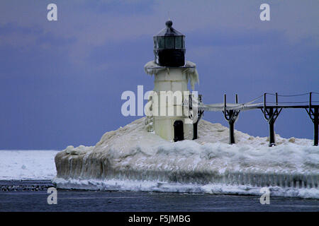 Schöne Winter-Szene die mit St Joseph Leuchtturm schneebedeckt in Benton Harbor, am Lake Michigan Stockfoto