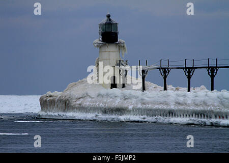 Schöne Winter-Szene die mit St Joseph Leuchtturm schneebedeckt in Benton Harbor, am Lake Michigan Stockfoto