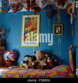 Ballons über Bett mit Stofftiere in neunziger Jahre ein Kind blaue Schlafzimmer Stockfoto