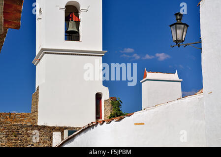 Portugal: Weiß gewaschen, Häuser und Glockenturm im historischen Dorf Monsaraz Stockfoto