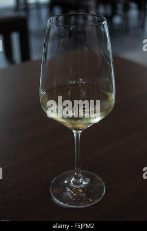 Ein Glas Dornfelder Rotwein von Immich-Anker in eine gravierte Glas, Enkirch, Mosel, Rheinland-Pfalz, Deutschland Stockfoto