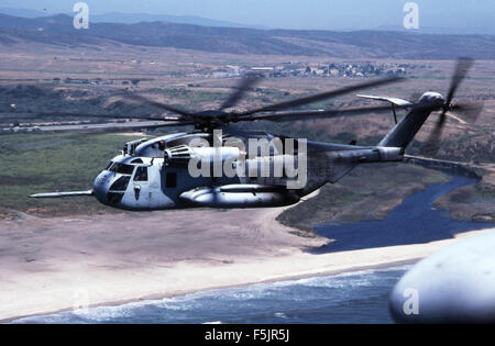 Die Sikorsky CH-53A mit der Schwanznummer 153311, Teil der HMH-361 Geschwader, wird hier bei einer Militäroperation in Camp Pendleton, Kalifornien, am 20. Juli 1995 gezeigt. Der CH-53A ist ein Schwerhubschrauber, der vom U.S. Marine Corps für Transport- und Rettungseinsätze eingesetzt wird. Stockfoto